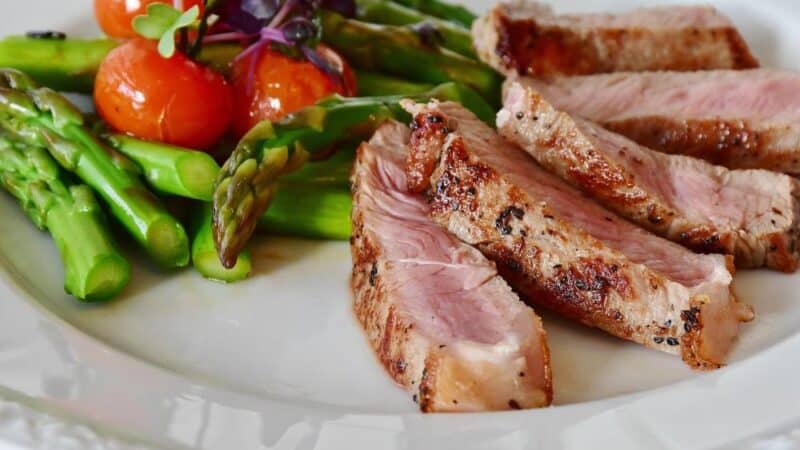 Białko w diecie sportowca – jaką ilość spożywać?