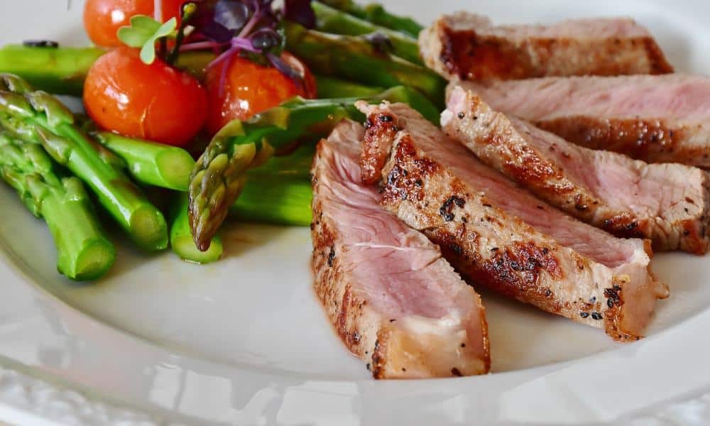 Białko w diecie sportowca – jaką ilość spożywać?